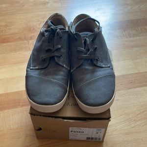 Like new Toms women’s paseo in box. Worn once but too tight